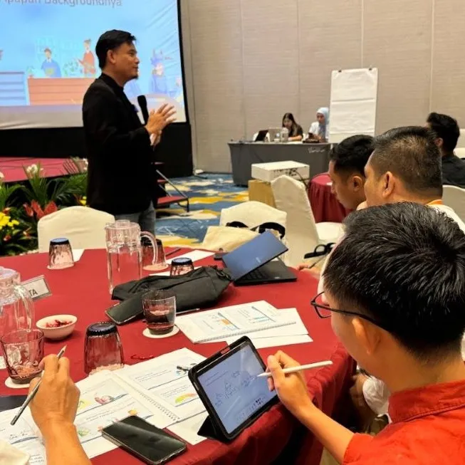 Coach Yuszak menyampaikan materi literasi finansial kepada peserta Workshop Business Mastery, UMKM Level Up Business Accelerator 2024.